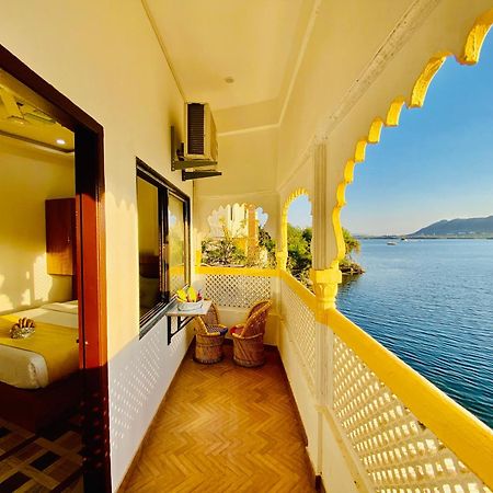 Hotel Vallabh A Lake Facing Balcony Удайпур Экстерьер фото