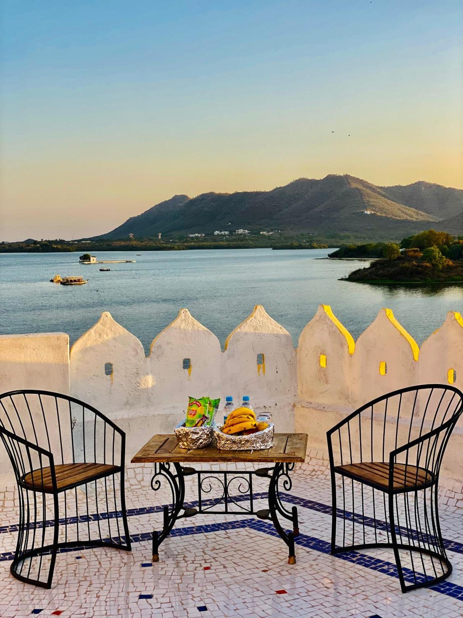 Hotel Vallabh A Lake Facing Balcony Удайпур Экстерьер фото
