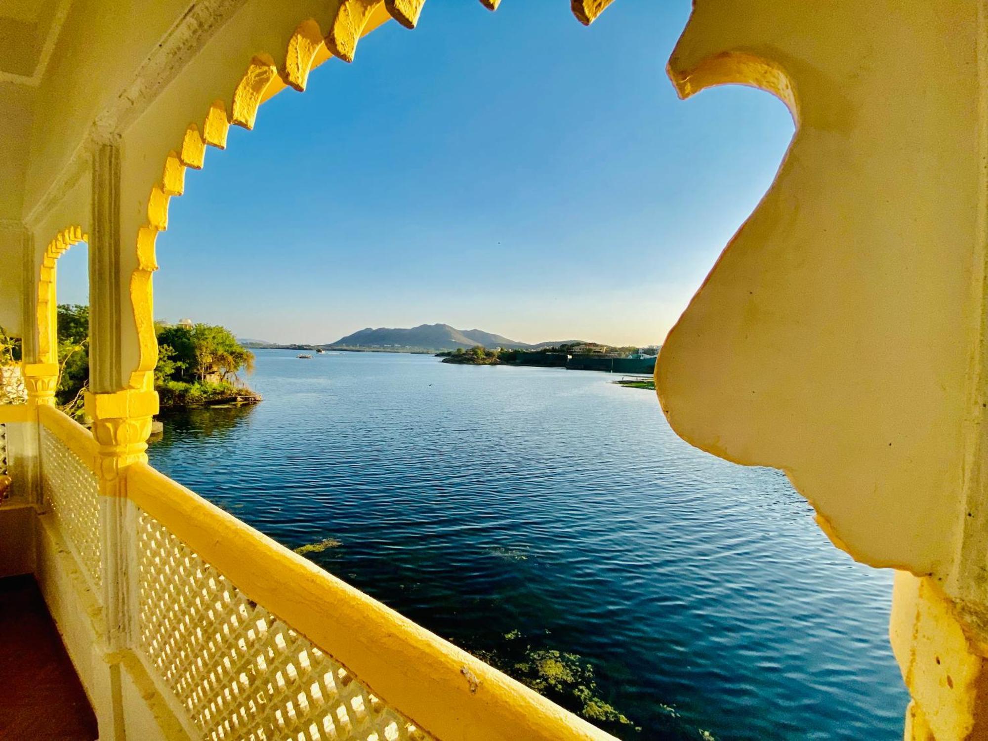 Hotel Vallabh A Lake Facing Balcony Удайпур Экстерьер фото