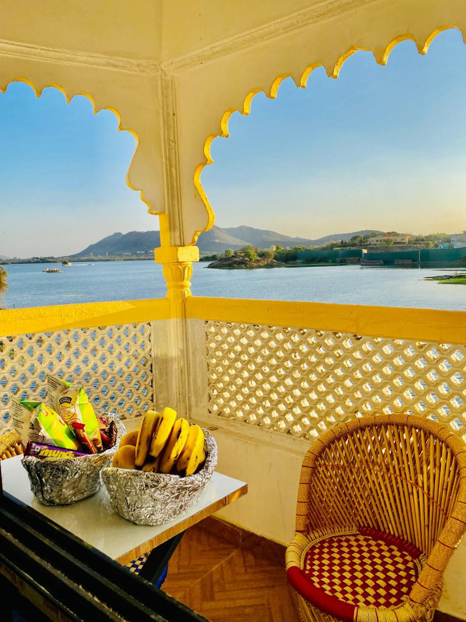 Hotel Vallabh A Lake Facing Balcony Удайпур Экстерьер фото