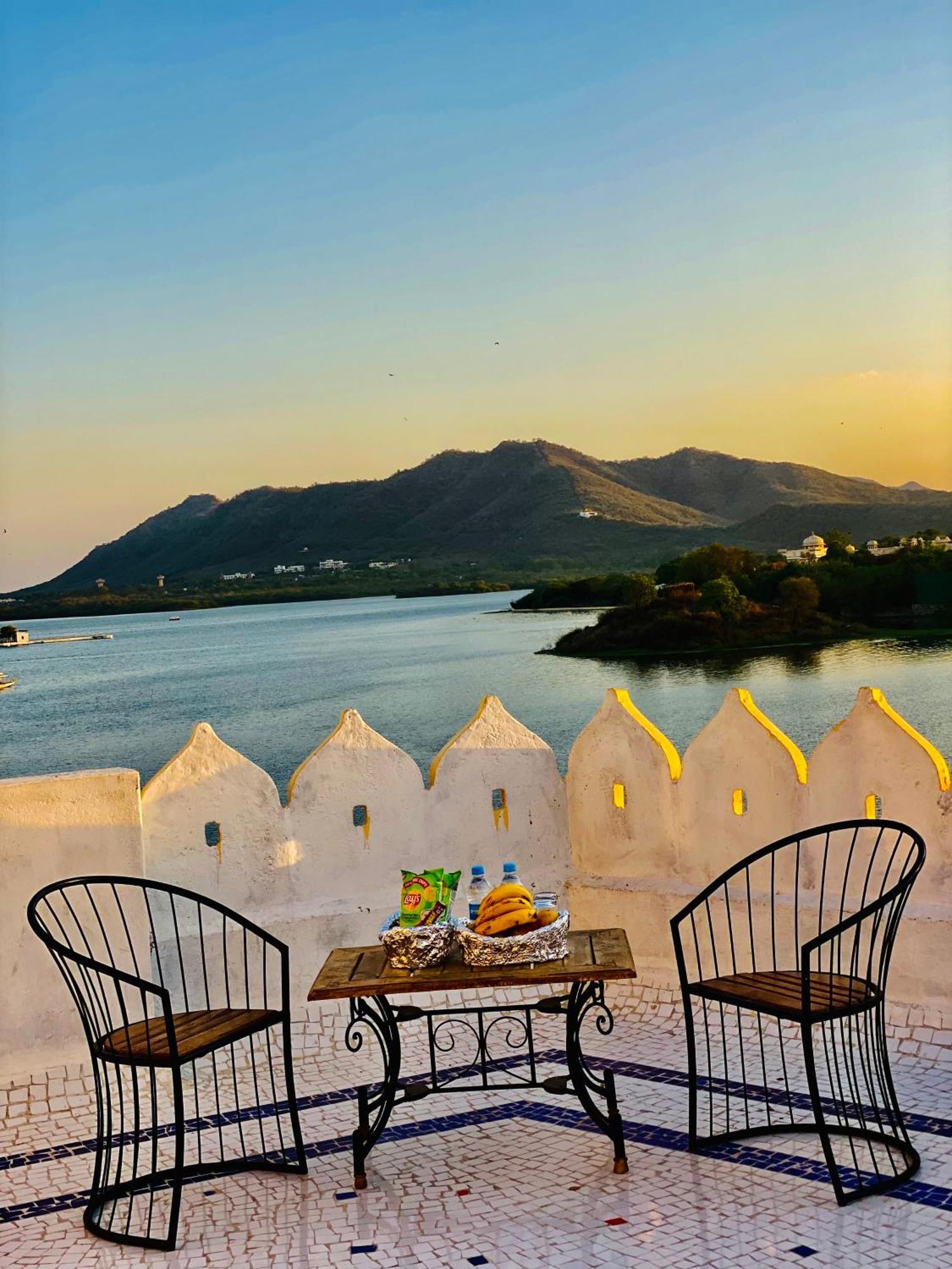 Hotel Vallabh A Lake Facing Balcony Удайпур Экстерьер фото